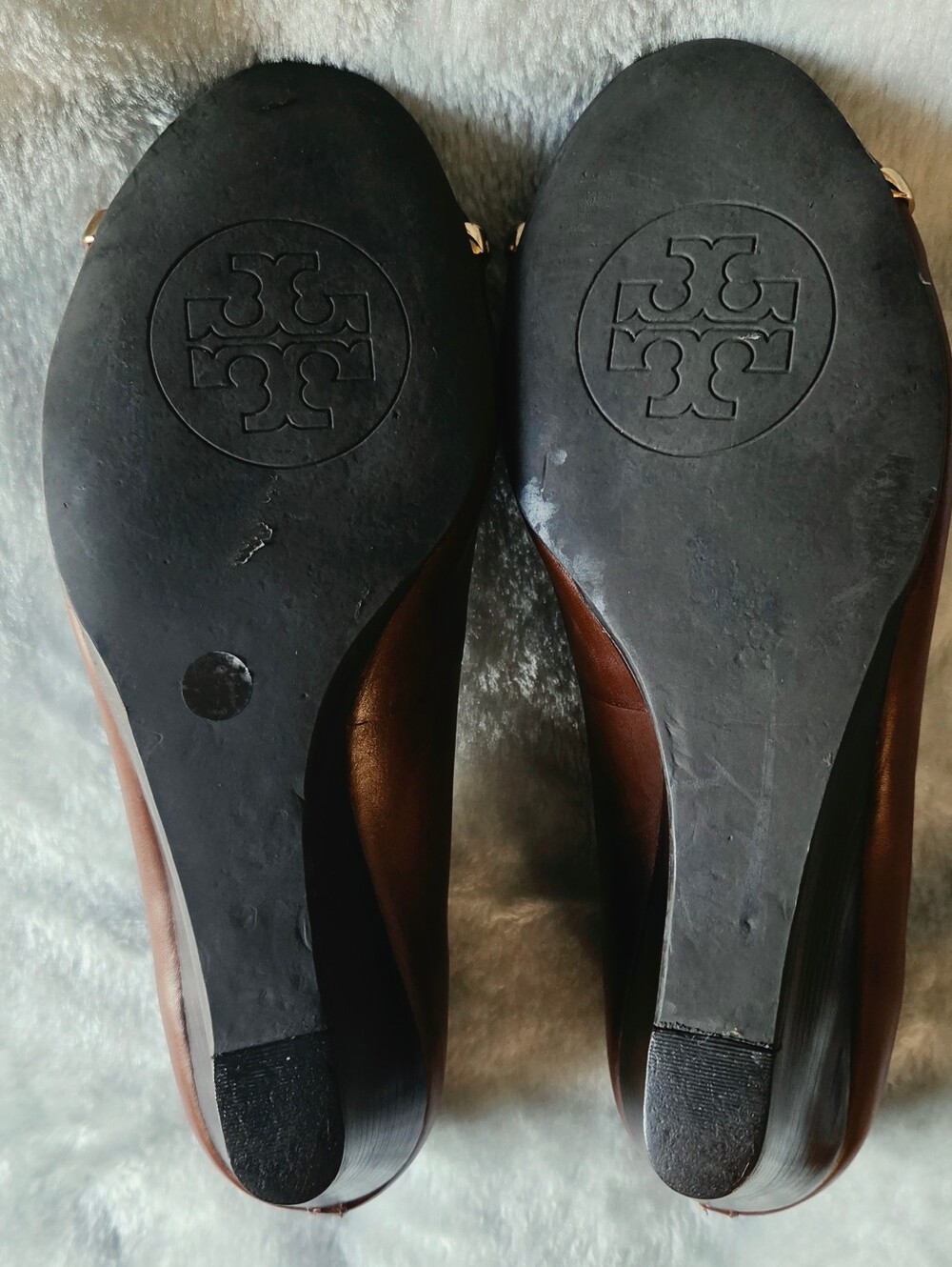 Tory Burch Brown Leather Pumps with Black Patent Toe and Gold Accent - Picture 7 of 7